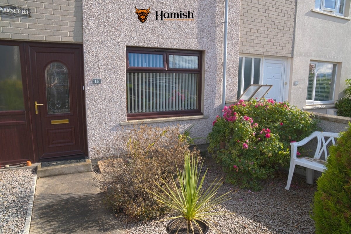 SUMMER SELLING EXPERT TIPS FOR A QUICK SALE AT PREMIUM PRICES 4 Outdoor space styled for summer viewings