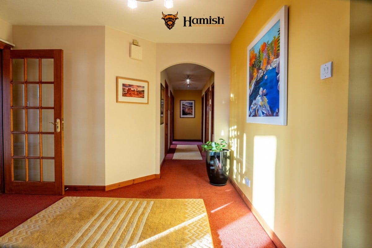 ACCURATE VALUATIONS AND HOW TO ENSURE YOU GET THE RIGHT PRICE 4 Staged home with stylish décor for better market appeal.