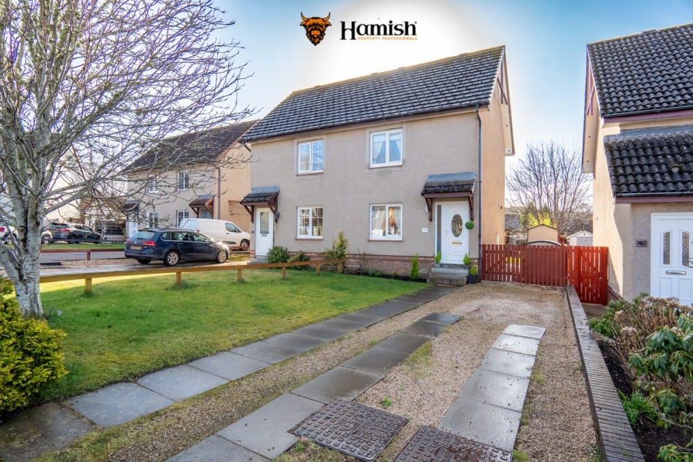 HOW TO PRESENT YOUR HOME FOR MAXIMUM BUYER APPEAL 4 Welcoming entrance with fresh flowers and a clean doorway