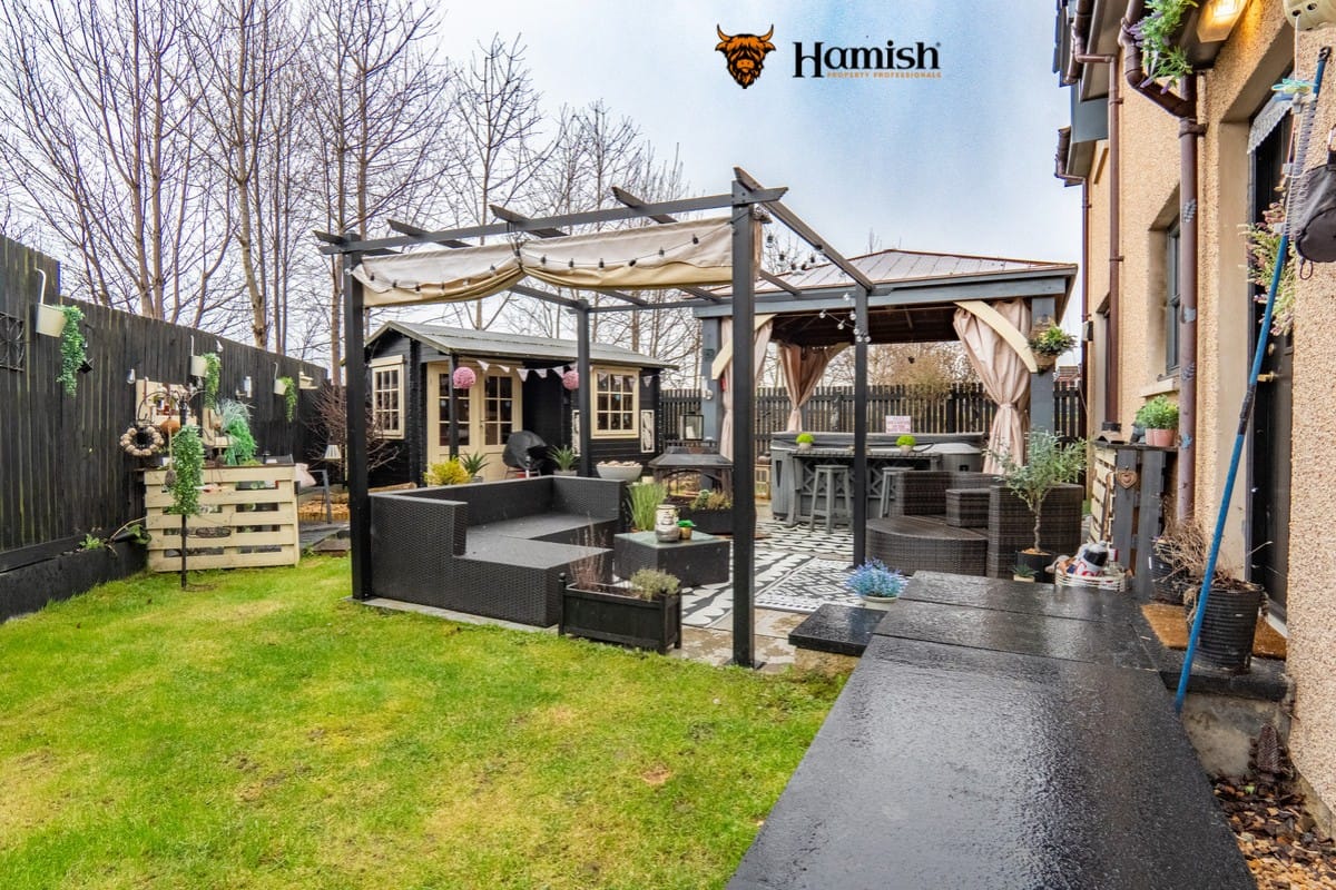 HOW TO SELL & DOWNSIZE WITHOUT COMPROMISING ON LIFESTYLE 2 A beautifully designed low-maintenance outdoor space for relaxed living