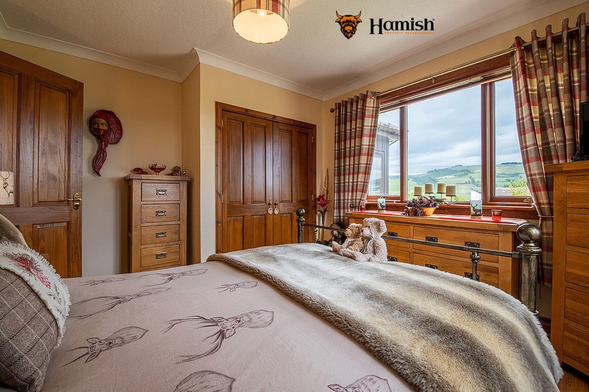 HOW TO SELL & DOWNSIZE WITHOUT COMPROMISING ON LIFESTYLE 3 Styled bedroom with wooden furniture